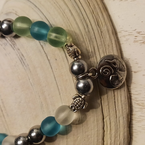 Seaglass look glass bead stretch bracelet 7 1/2 ". Shell and turtle charms. - Picture 2 of 3